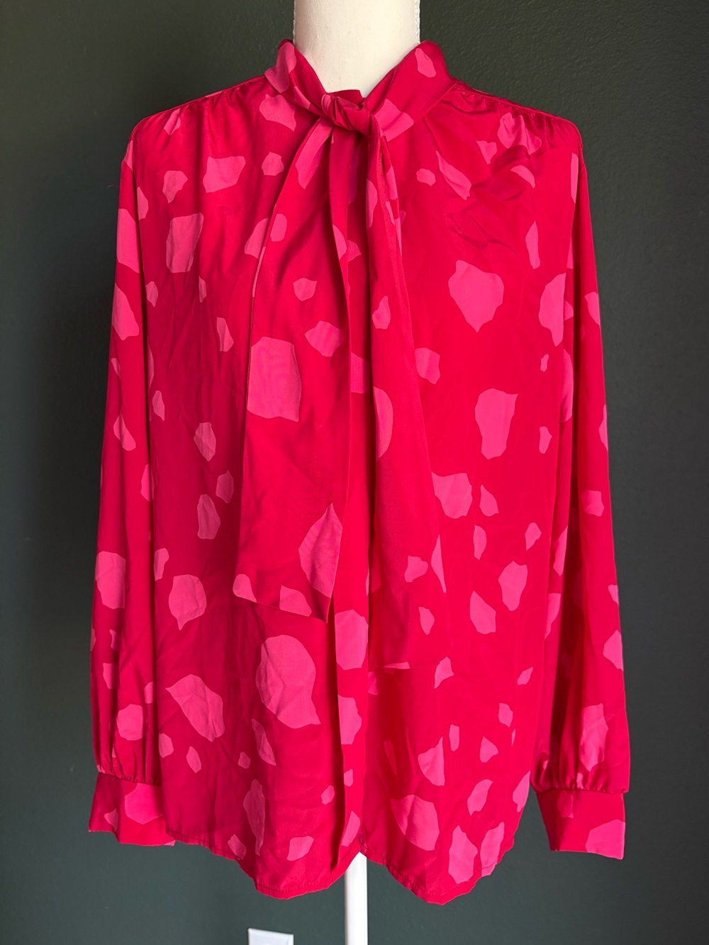 Vintage Terri Chicago Fuchsia Pink Abstract Tie Neck Blouse Women’s